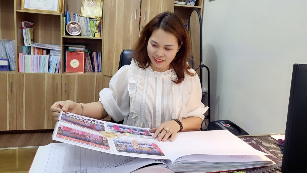 Cô Phương Thị Thìn - Hiệu trưởng trường Tiểu học Văn Yên (quận Hà Đông, Hà Nội) giở những trang kỷ yếu, ôn lại kỷ niệm về ngôi trường từ những ngày đầu mới thành lập.
