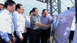 Thủ tướng khảo sát thực tế dự án đường vành đai 3 TP Hồ Chí Minh đoạn qua tỉnh Long An