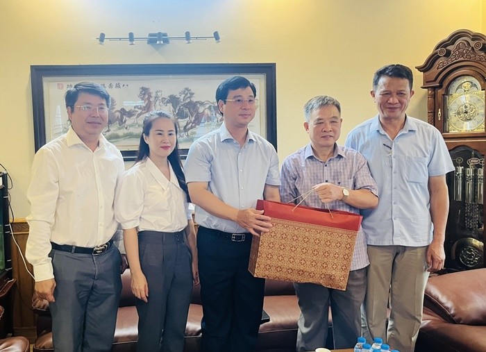 Đồng chí Nguyễn Minh Tâm thăm tặng quà gia đình thương binh Nguyễn Thanh Bình