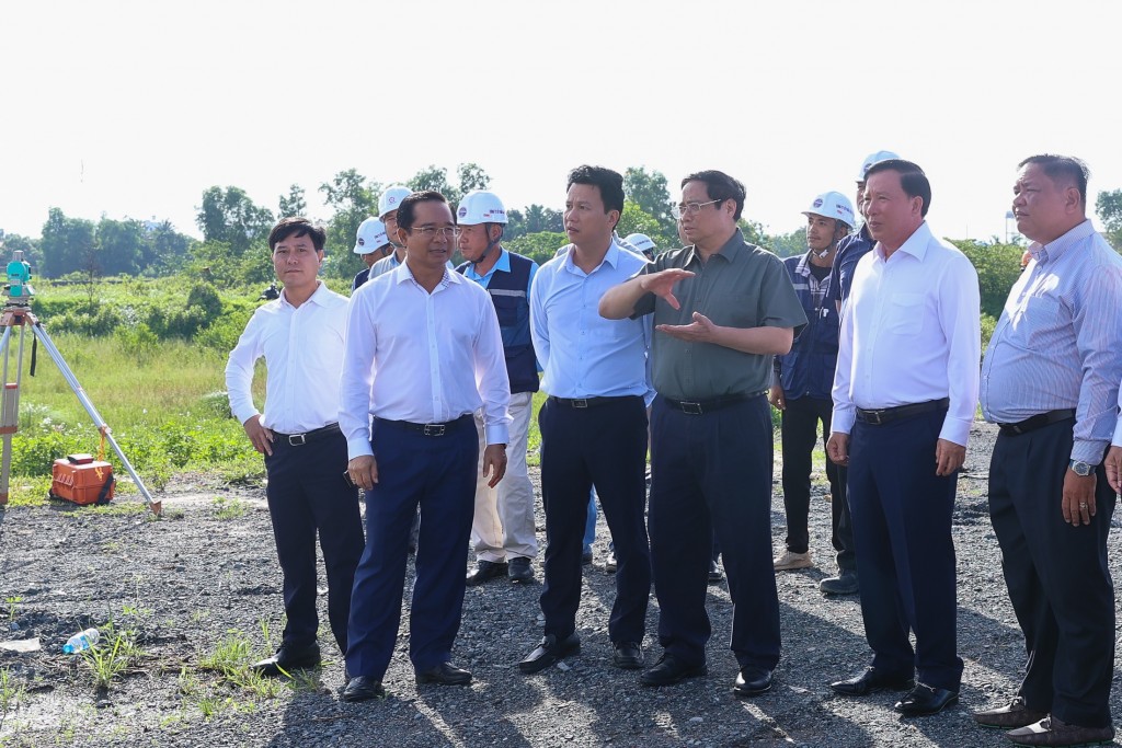 Thủ tướng Phạm Minh Chính khảo sát thực tế Dự án đường Vành đai 3 TP Hồ Chí Minh đoạn qua tỉnh Long An