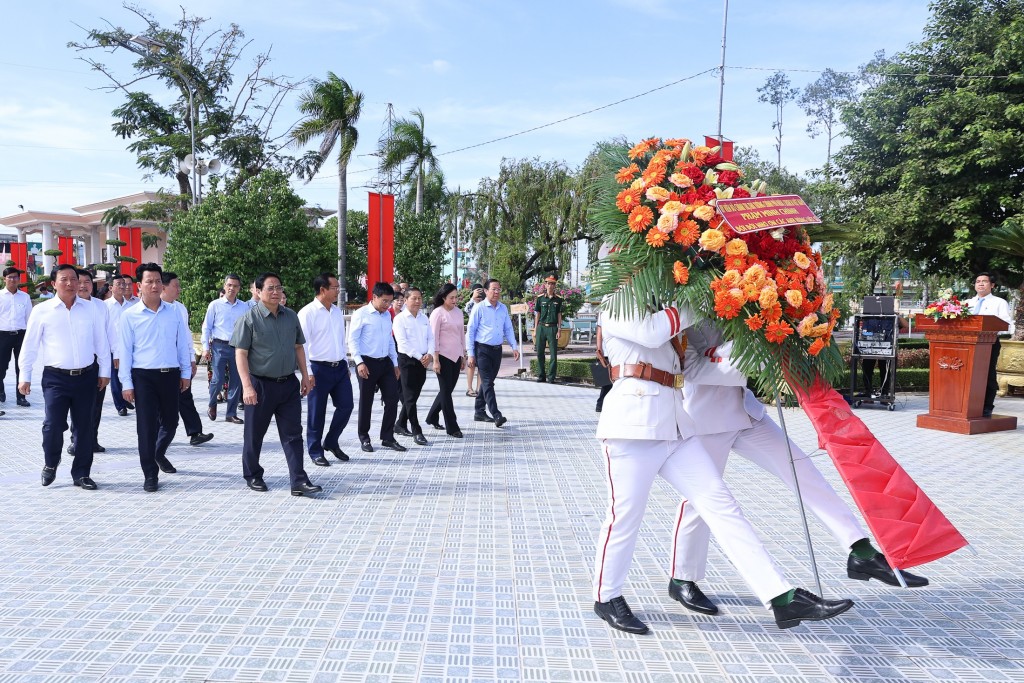 Thủ tướng khảo sát thực tế dự án đường vành đai 3 TP Hồ Chí Minh đoạn qua tỉnh Long An