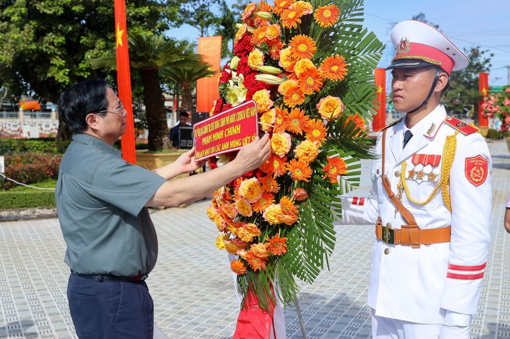 Thủ tướng khảo sát thực tế dự án đường vành đai 3 TP Hồ Chí Minh đoạn qua tỉnh Long An