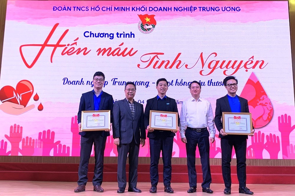 PGS. TS. Nguyễn Hà Thanh, Viện trưởng Viện huyết học Truyền máu Trung ương (thứ hai từ trái sang) và đồng chí Vũ Trí Thắng, Uỷ viên BCH, Trưởng Ban Dân vận Đảng uỷ Khối Doanh nghiệp Trung ương (thứ hai từ phải sang) tặng Bằng khen cho Đoàn thanh niên Agri