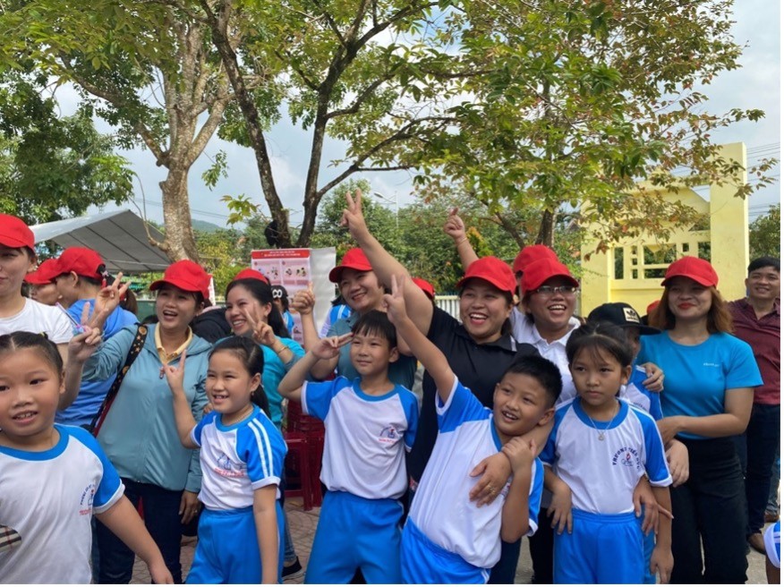 Cha mẹ cùng các con hưởng ứng tham gia Ngày hội HTQC tại trường Tiểu học thị trấn Di Lăng số 1, Quảng Ngãi