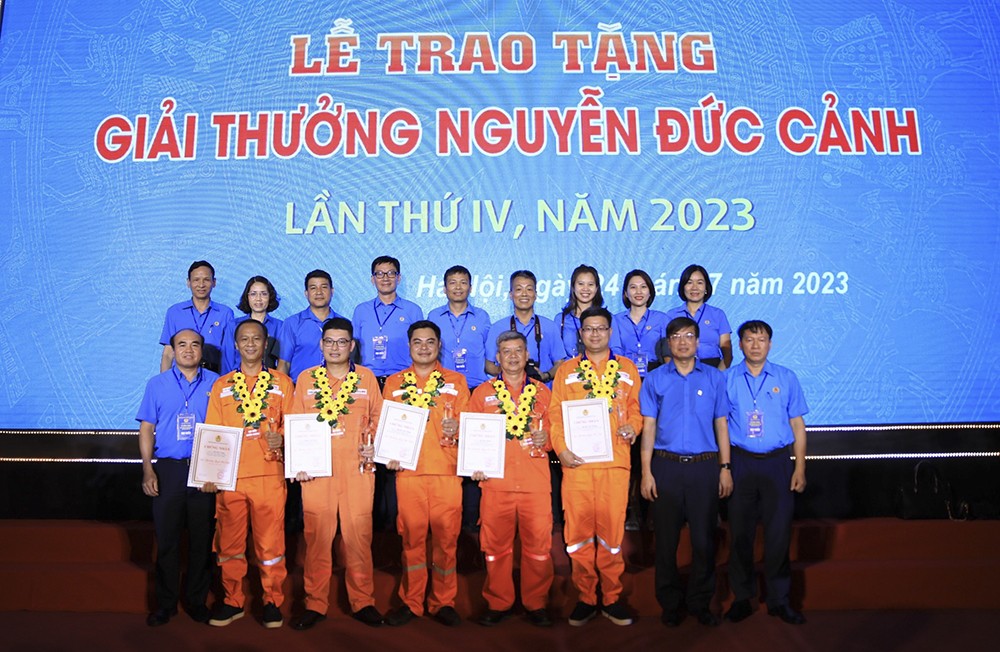 5 ca nhan tieu bieu EVN (dong phuc ao cam) nhan giai thuong NDC