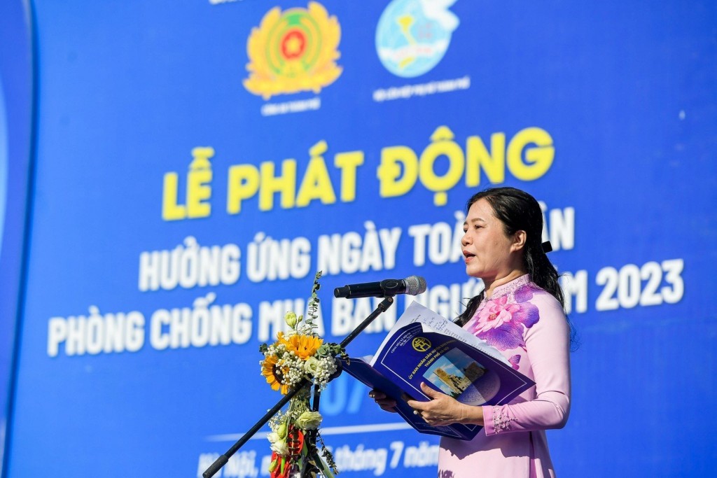 Bà Đào Thị Hồng, Phó Chủ tịch UBND, Trưởng Ban Chỉ đạo 138 huyện Đan Phượng phát biểu hưởng ứng lễ phát động