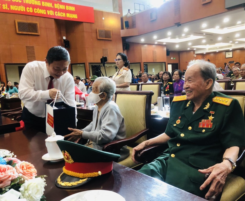 Phó Chủ tịch UBND TP Hồ Chí Minh Dương Anh Đức tặng quà cho các lão thành cách mạng