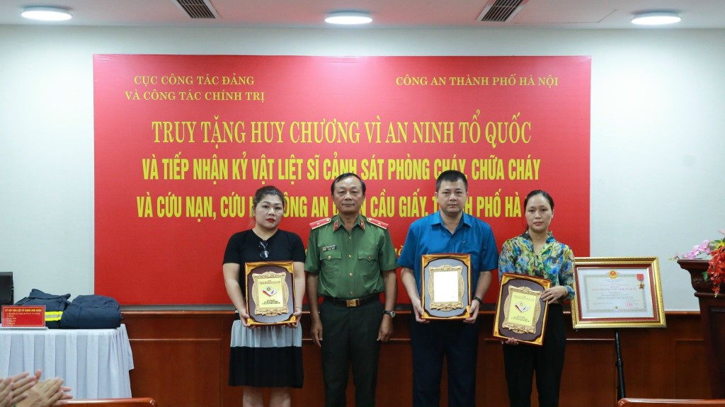 Thiếu tướng trao Huy chương Vì an ninh Tổ quốc cho thân nhân gia đình liệt sĩ