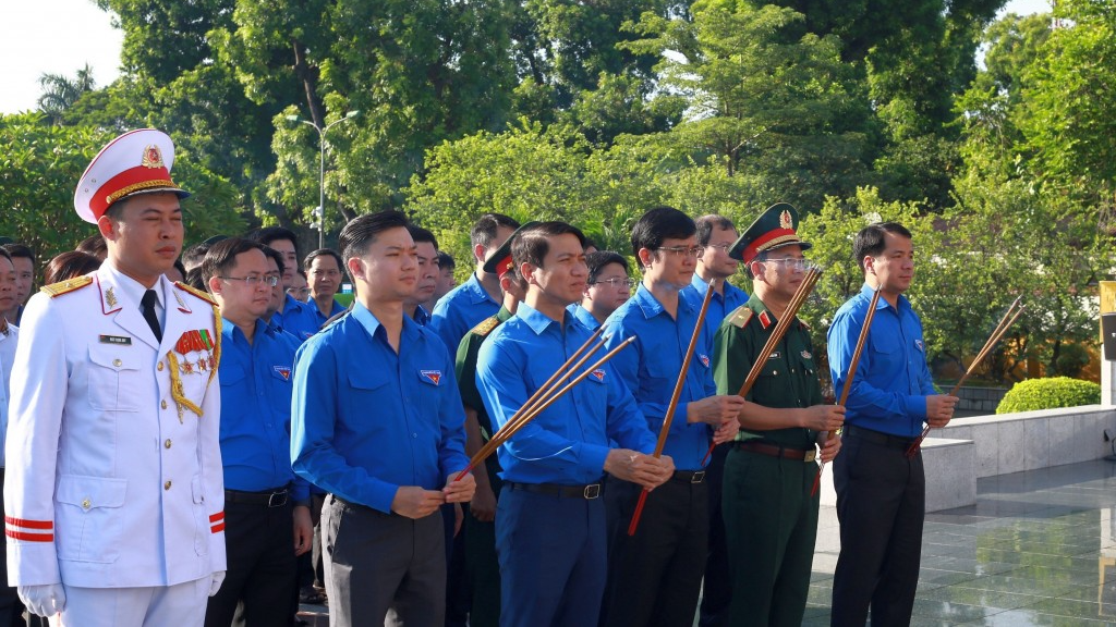 Các đại biểu Trung ương Đoàn bày tỏ lòng tưởng nhớ những người con ưu tú của dân tộc đã dũng cảm chiến đấu, hy sinh vì sự nghiệp đấu tranh giải phóng dân tộc, vì nền độc lập, tự do của Tổ quốc.