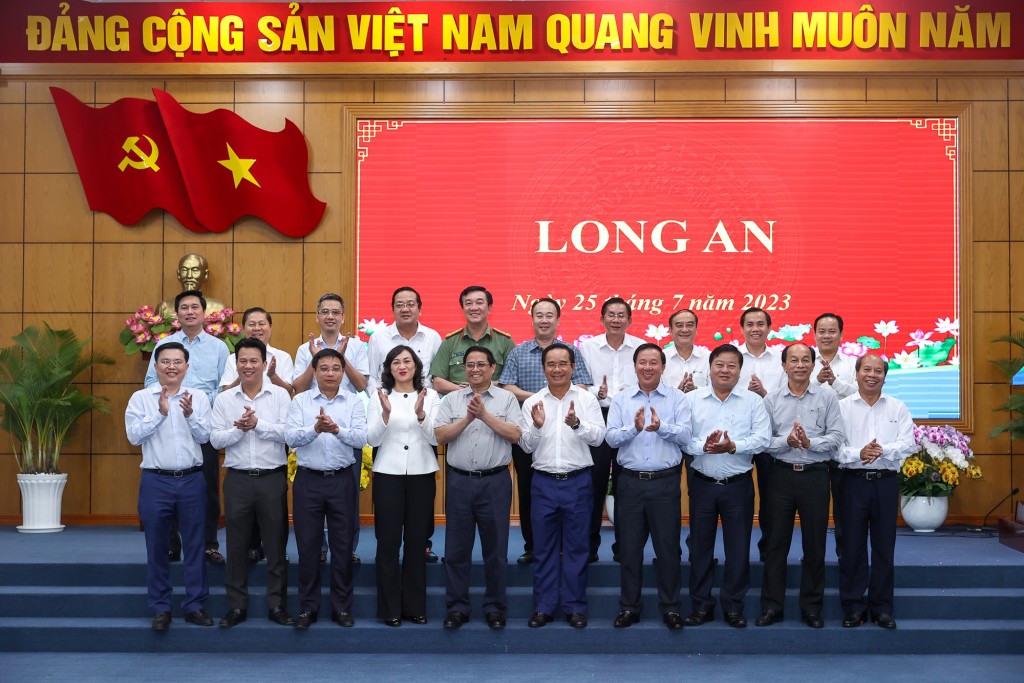 Thủ tướng và các đại biểu chụp ảnh lưu niệm cùng Ban Thường vụ Tỉnh ủy Long An - Ảnh: VGP/Nhật Bắc