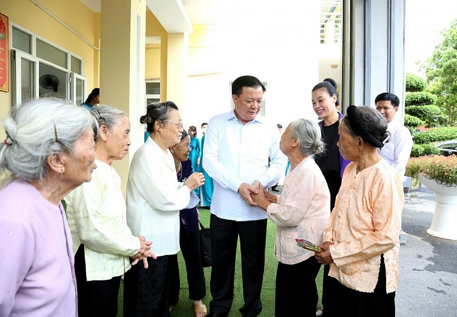 Bí thư Thành ủy Hà Nội Đinh Tiến Dũng thăm hỏi người có công tại Trung tâm Nuôi dưỡng và điều dưỡng người có công số 2 Hà Nội