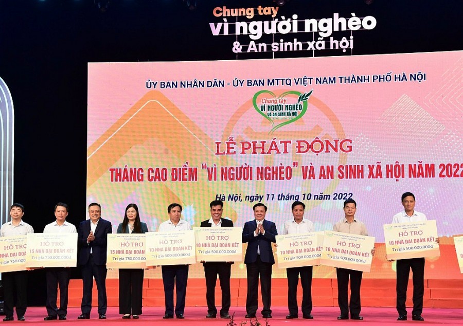 Bí thư Thành ủy Đinh Tiến Dũng và Chủ tịch UBND TP Trần Sỹ Thanh trao hỗ trợ Nhà đại đoàn kết cho các địa phương