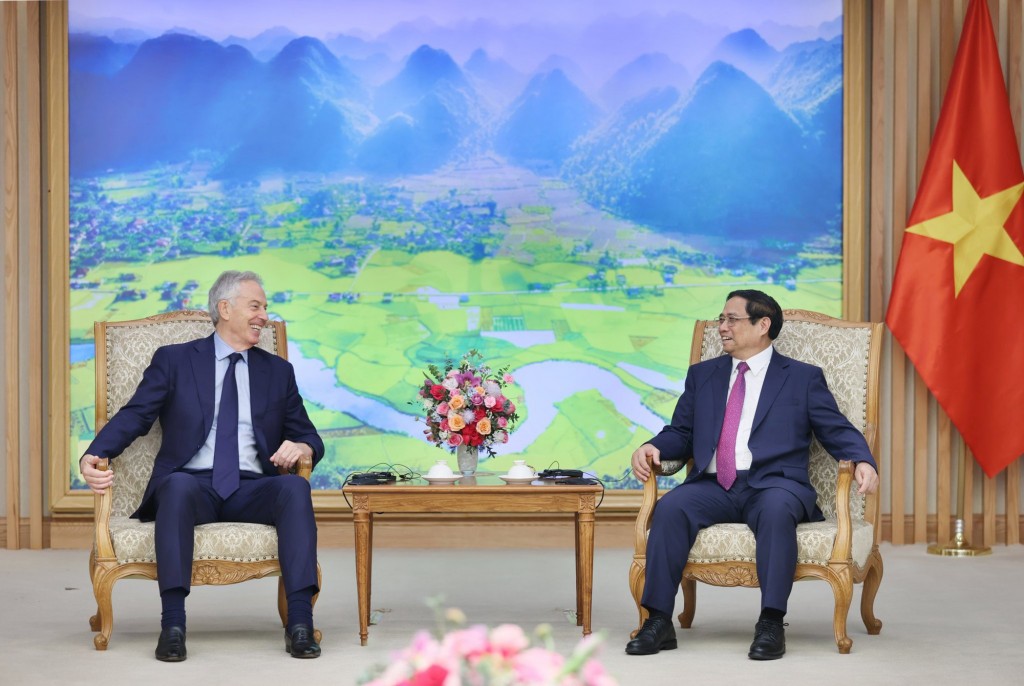 Thủ tướng Phạm Minh Chính và ông Tony Blair trao đổi về các vấn đề khu vực và quốc tế cùng quan tâm - Ảnh: VGP/Nhật Bắc