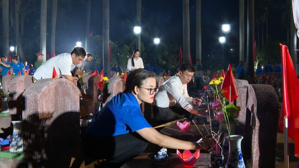 Lễ thắp nến tri ân của tuổi trẻ quận Long Biên diễn ra trong không khí trang nghiêm, xúc động 
