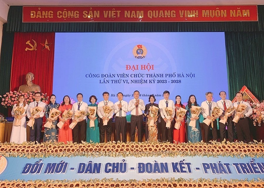 Các đồng chí lãnh đạo LĐLĐ thành phố Hà Nội, Đảng ủy Khối các cơ quan thành phố Hà Nội tặng hoa chúc mừng Ban Chấp hành Công đoàn Viên chức Thành phố khóa mới ra mắt Đại hội