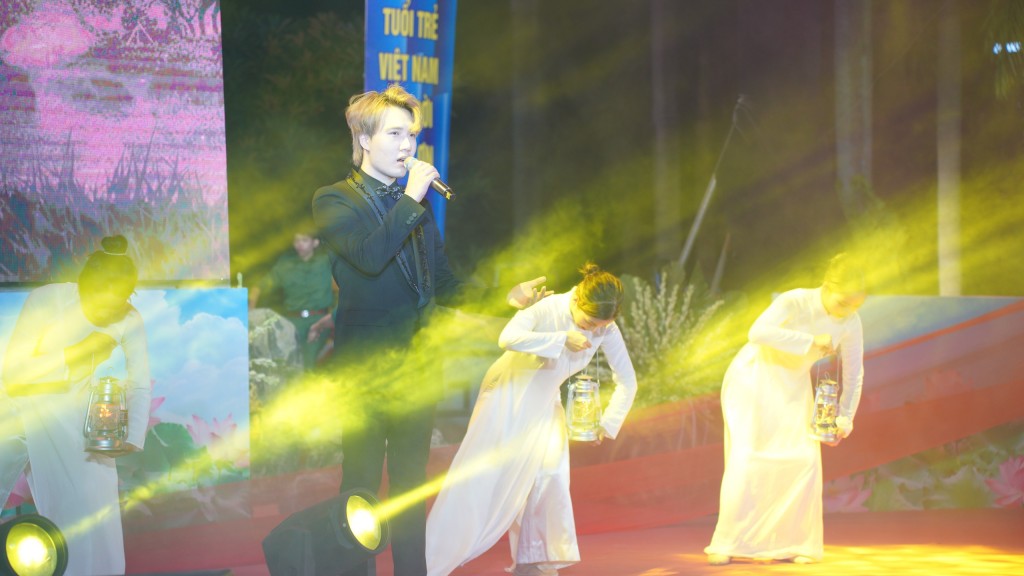 Xúc động hình ảnh Lễ thắp nến tri ân các anh hùng liệt sĩ Xúc động hình ảnh Lễ thắp nến tri ân các anh hùng liệt sĩ