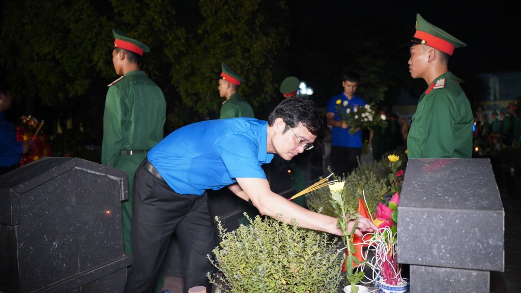 Ủy viên Dự khuyết Trung ương Đảng, Bí thư Thứ nhất Trung ương Đoàn Bùi Quang Huy thắp nến tri ân các anh hùng liệt sĩ