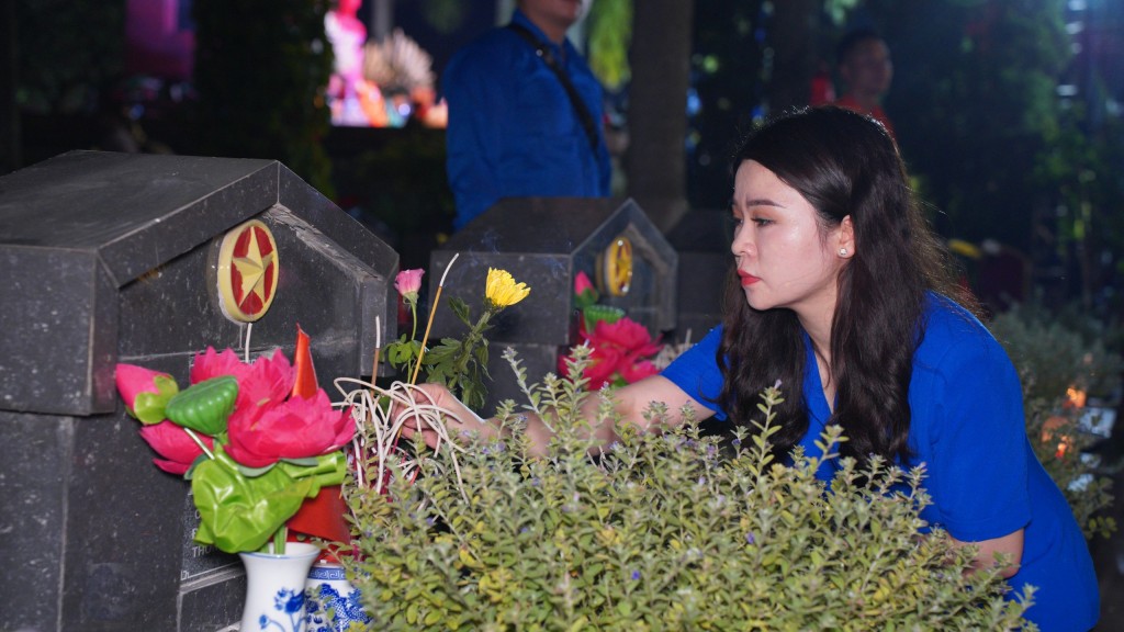 Đồng chí Chu Hồng Minh, UVBTV Trung ương Đoàn, Thành ủy viên, Bí thư Thành đoàn Hà Nội thắp nến tri ân các anh hùng liệt sĩ Đồng chí Chu Hồng Minh, UVBTV Trung ương Đoàn, Thành ủy viên, Bí thư Thành đoàn Hà Nội thắp nến tri ân các anh hùng liệt sĩ