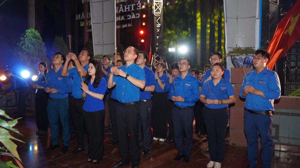 Đoàn Thanh niên thành phố Hà Nội thắp hương tri ân các anh hùng liệt sĩ tại Lễ tưởng niệm
