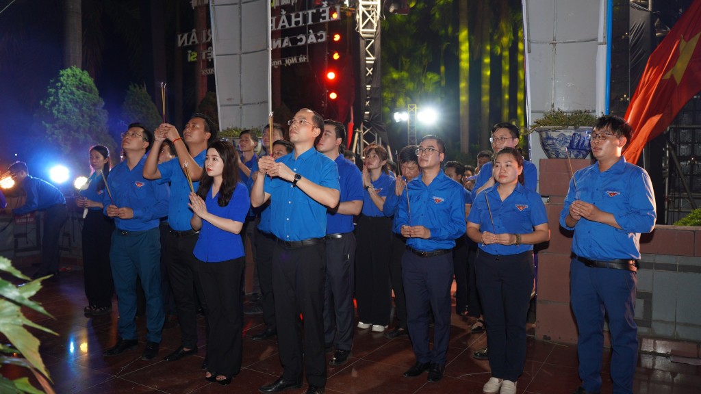 Đoàn Thanh niên thành phố Hà Nội thắp hương tri ân các anh hùng liệt sĩ tại Lễ tưởng niệm Đoàn Thanh niên thành phố Hà Nội thắp hương tri ân các anh hùng liệt sĩ tại Lễ tưởng niệm