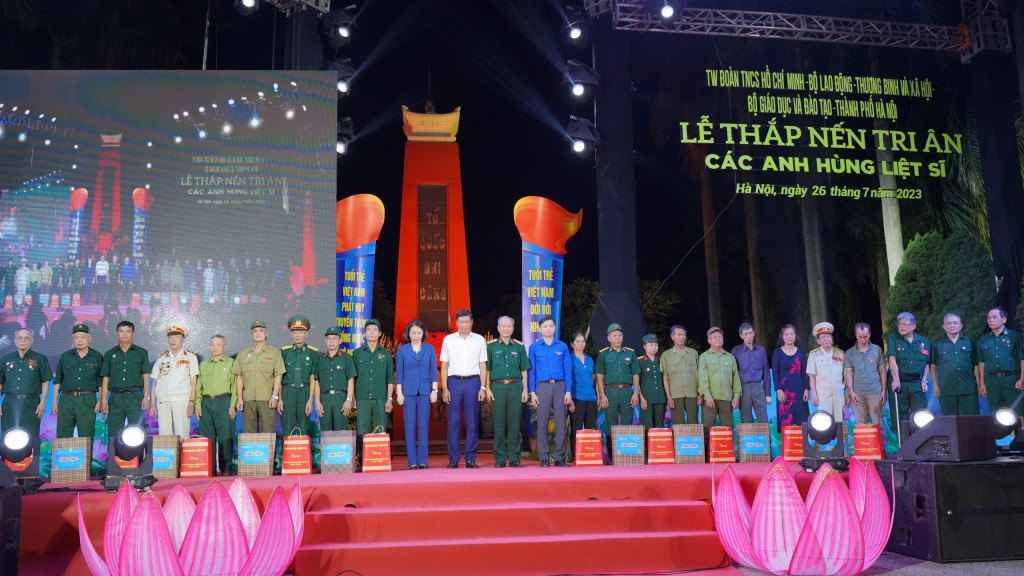 Các đại biểu tặng quà tri ân người có công với cách mạng Các đại biểu tặng quà tri ân người có công với cách mạng
