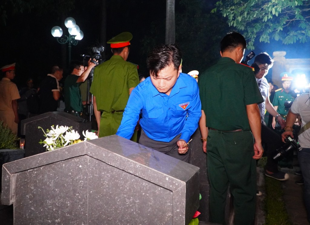 Bí thư Trung ương Đoàn, Chủ tịch Trung ương Hội Sinh viên Việt Nam thắp hương tưởng niệm các anh hùng liệt sĩ