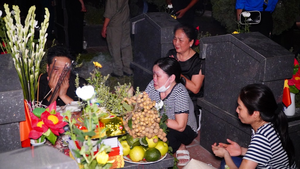 Thân nhân các liệt sĩ không thể kìm nén cảm xúc... Thân nhân các liệt sĩ không thể kìm nén cảm xúc...