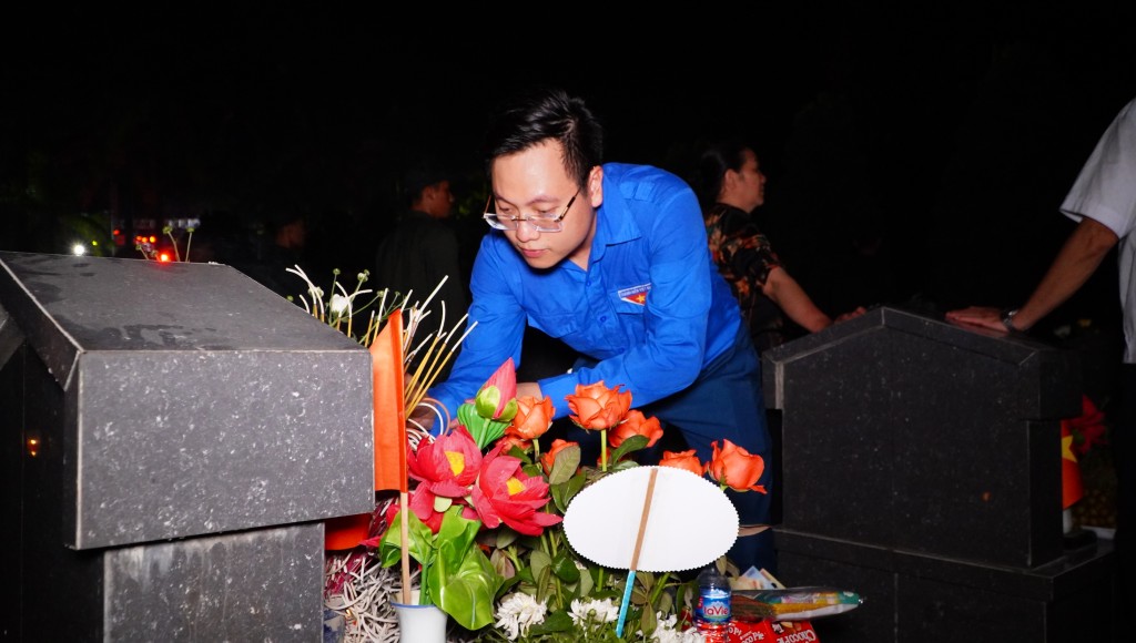 Phó Bí thư Thành đoàn Hà Nội Trần Quang Hưng thắp hương tưởng niệm các liệt sĩ