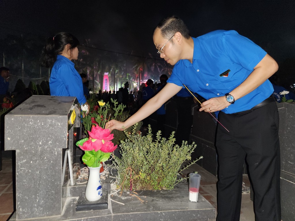 UVBCH Trung ương Đoàn, Phó Bí thư Thành đoàn, Chủ tịch Hội Sinh viên Việt Nam thành phố Hà Nội dâng hương tưởng niệm các anh hùng liệt sĩ UVBCH Trung ương Đoàn, Phó Bí thư Thành đoàn, Chủ tịch Hội Sinh viên Việt Nam thành phố Hà Nội dâng hương tưởng niệm các anh hùng liệt sĩ