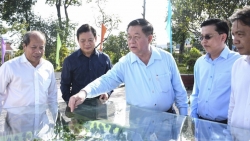 Trưởng ban Tuyên giáo Trung ương Nguyễn Trọng Nghĩa làm việc tại Long An