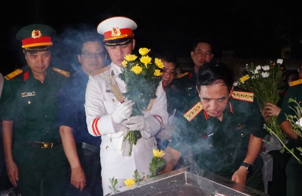 Xúc động hình ảnh Lễ thắp nến tri ân các anh hùng liệt sĩ Xúc động hình ảnh Lễ thắp nến tri ân các anh hùng liệt sĩ