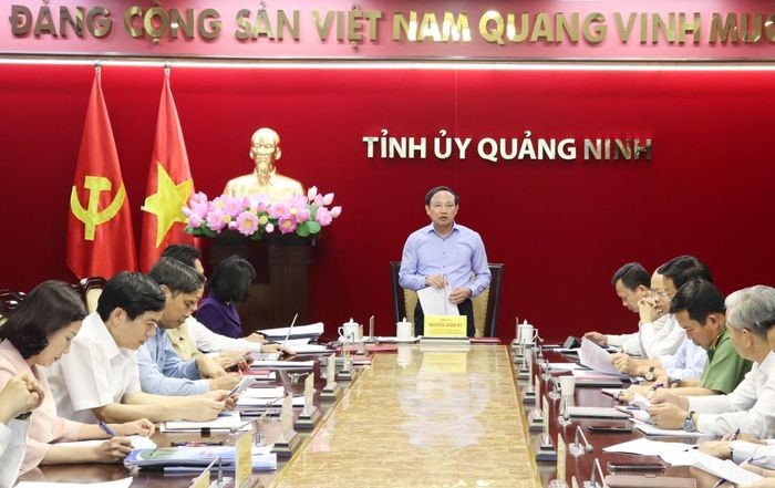 Bí thư Tỉnh ủy Quảng Ninh Nguyễn Xuân Ký chủ trì cuộc họp của Ban Thường vụ Tỉnh ủy xem xét, quyết định thi hành kỷ luật đảng đối với Phó Trưởng Ban Dân vận Huyện ủy Vân Đồn. Ảnh: Báo Quảng Ninh