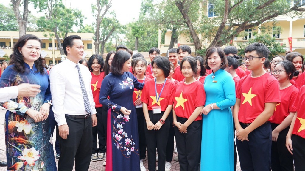Phó Bí thư Thường trực Thành ủy Hà Nội Nguyễn Thị Tuyến trò chuyện với thầy, trò trường THPT Đan Phượng ngày khai giảng năm học mới