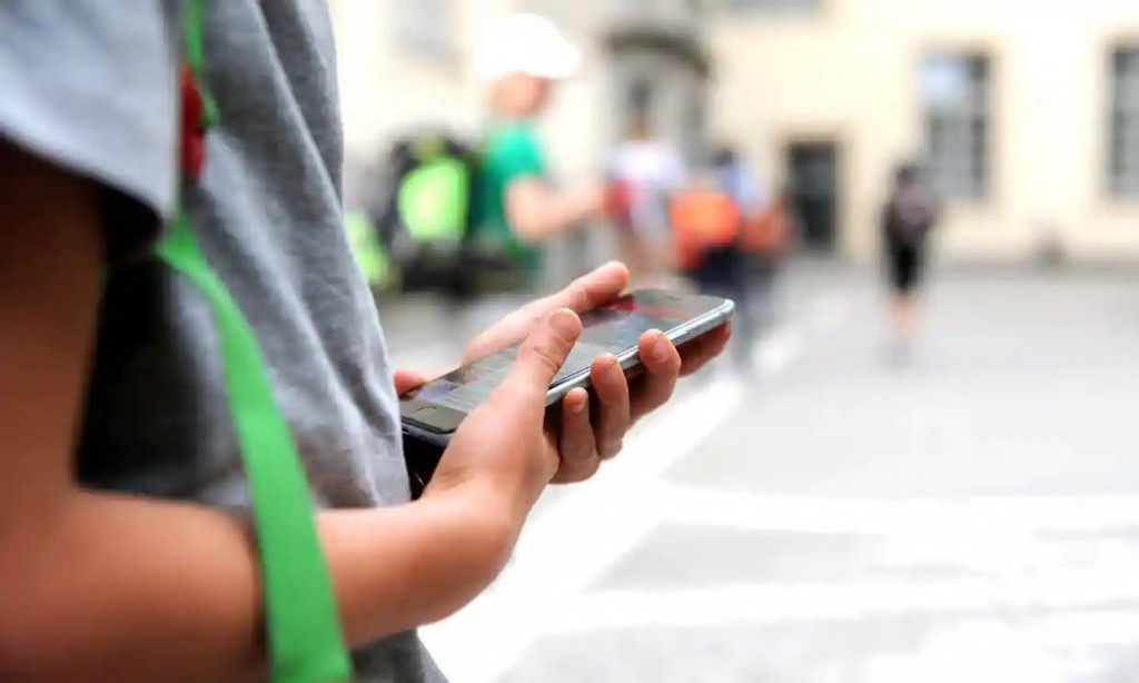 UNESCO kêu gọi cấm điện thoại thông minh trong trường học để cải thiện khả năng học tập của học sinh, bảo vệ trẻ em khỏi bắt nạt qua mạng (Ảnh: Alamy