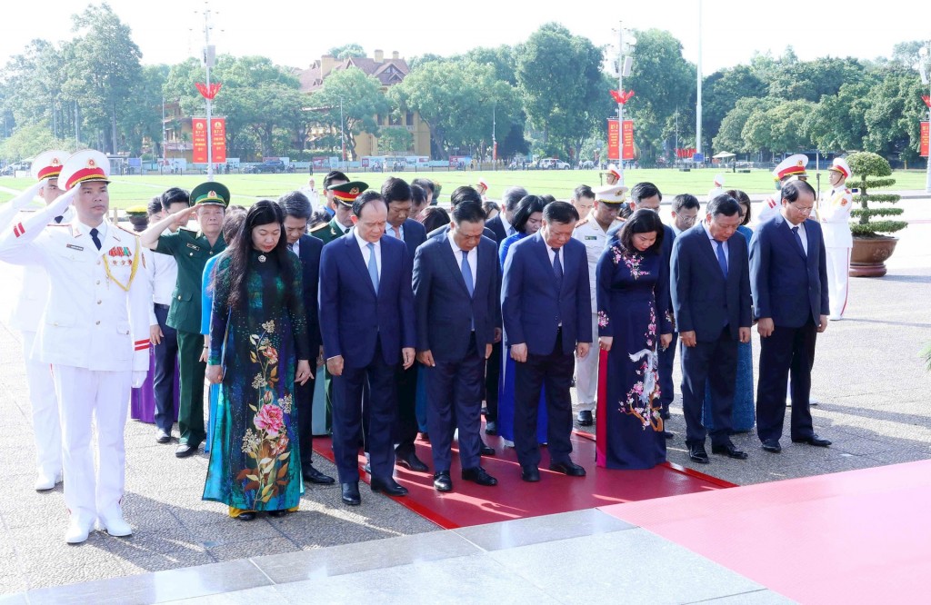 Lãnh đạo Đảng, Nhà nước và TP Hà Nội viếng Chủ tịch Hồ Chí Minh, tưởng niệm các Anh hùng liệt sĩ