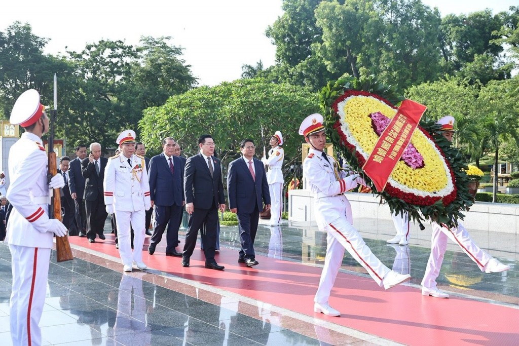 Lãnh đạo Đảng, Nhà nước và TP Hà Nội viếng Chủ tịch Hồ Chí Minh, tưởng niệm các Anh hùng liệt sĩ