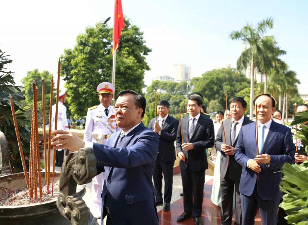 Lãnh đạo Đảng, Nhà nước và TP Hà Nội viếng Chủ tịch Hồ Chí Minh, tưởng niệm các Anh hùng liệt sĩ