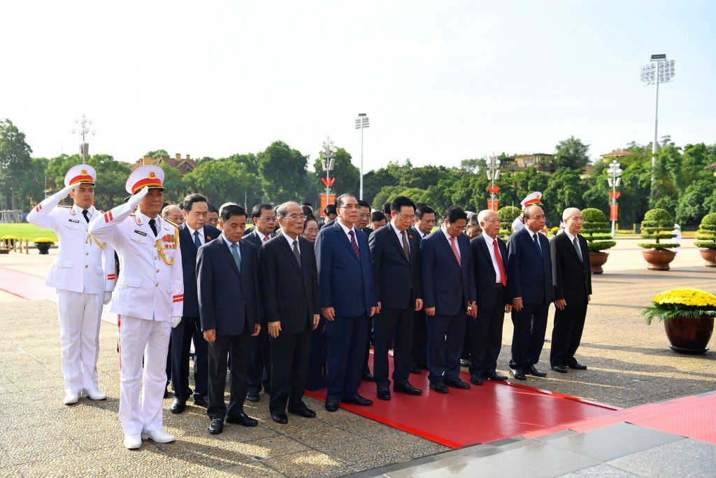 Lãnh đạo Đảng, Nhà nước và TP Hà Nội viếng Chủ tịch Hồ Chí Minh, tưởng niệm các Anh hùng liệt sĩ