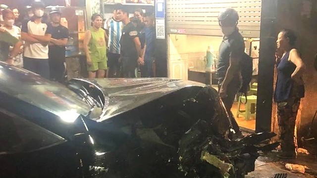 Hà Nội: Xe ô tô Camry mất lái lao lên vỉa hè khiến 3 người thương vong