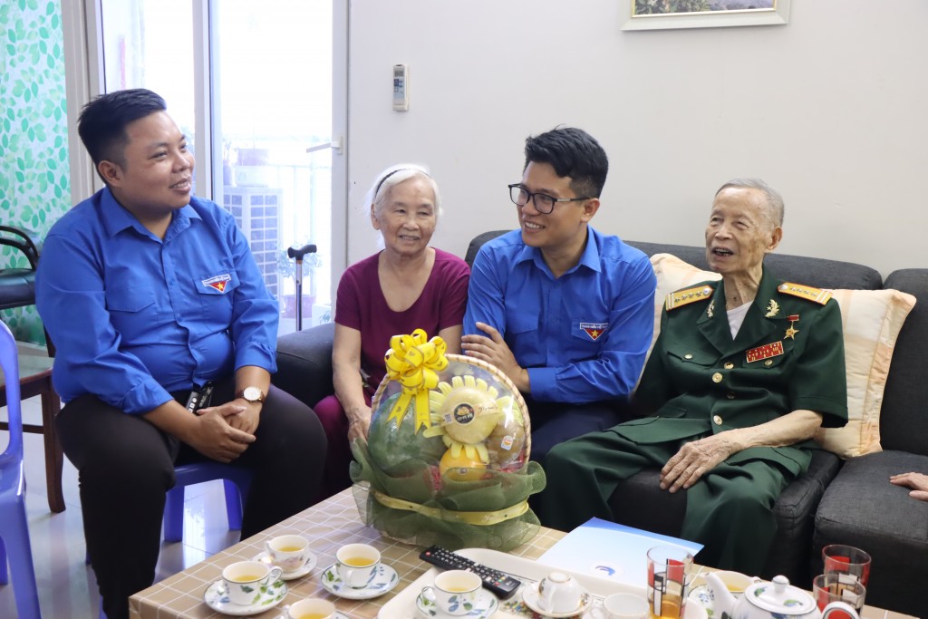 Tình nguyện viên Thủ đô tặng quà tri ân lão thành cách mạng