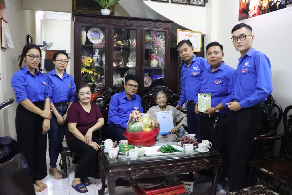 Những món quà tri ân được trao đến Mẹ Việt Nam anh hùng