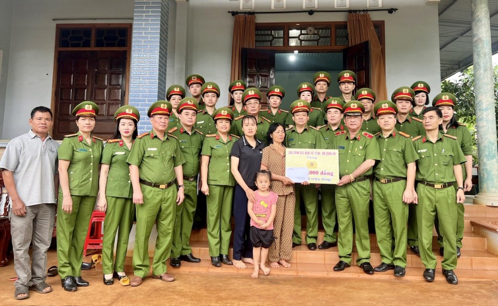 Phó Cục trưởng Cục C06 thăm, động viên thân nhân liệt sĩ và cán bộ, chiến sĩ công an tại Đắk Lắk