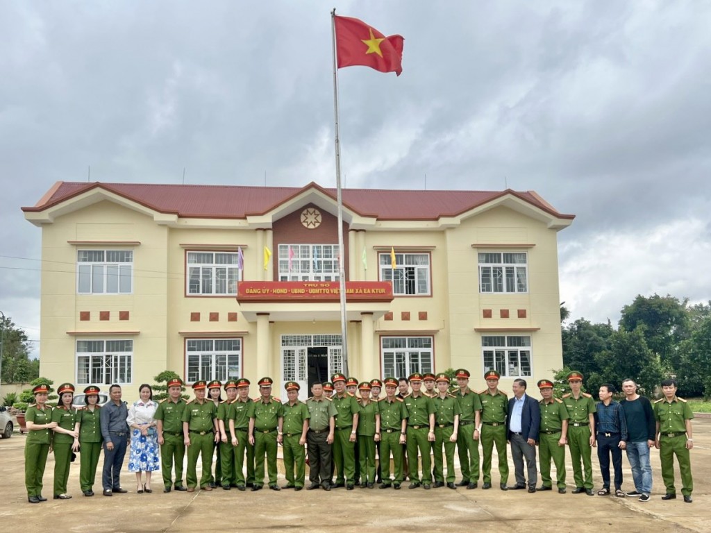 Phó Cục trưởng Cục C06 thăm, động viên thân nhân liệt sĩ và cán bộ, chiến sĩ công an tại Đắk Lắk