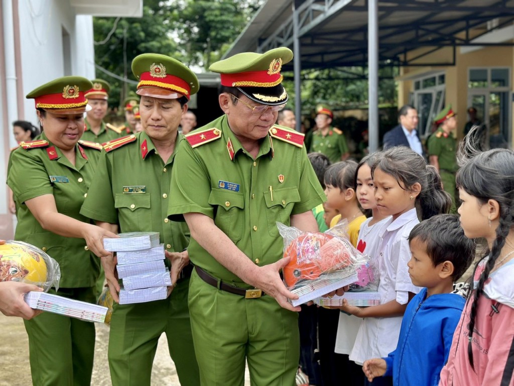 Phó Cục trưởng Cục C06 thăm, động viên thân nhân liệt sĩ và cán bộ, chiến sĩ công an tại Đắk Lắk