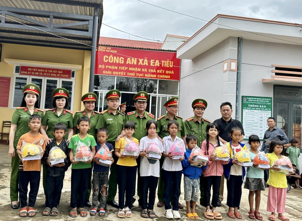 Phó Cục trưởng Cục C06 thăm, động viên thân nhân liệt sĩ và cán bộ, chiến sĩ công an tại Đắk Lắk