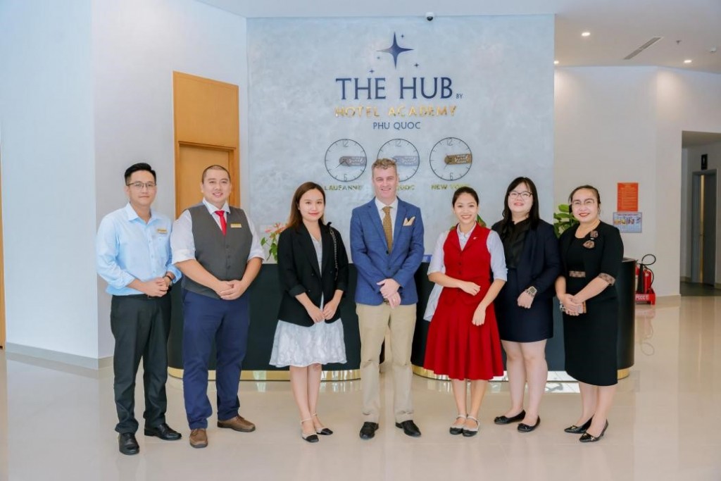 Đại diện phía Tập đoàn Marriott chụp ảnh lưu niệm cùng đại diện Hotel Academy Phú Quốc tại sảnh The Hub by Hotel Academy Phú Quốc