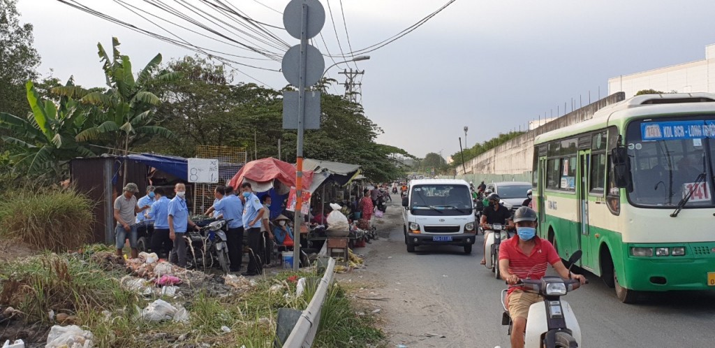 Đội trật tự đô thị đang xử lý khu chợ tự phát nằm trên đường Lã Xuân Oai, phương Trường Thạnh 