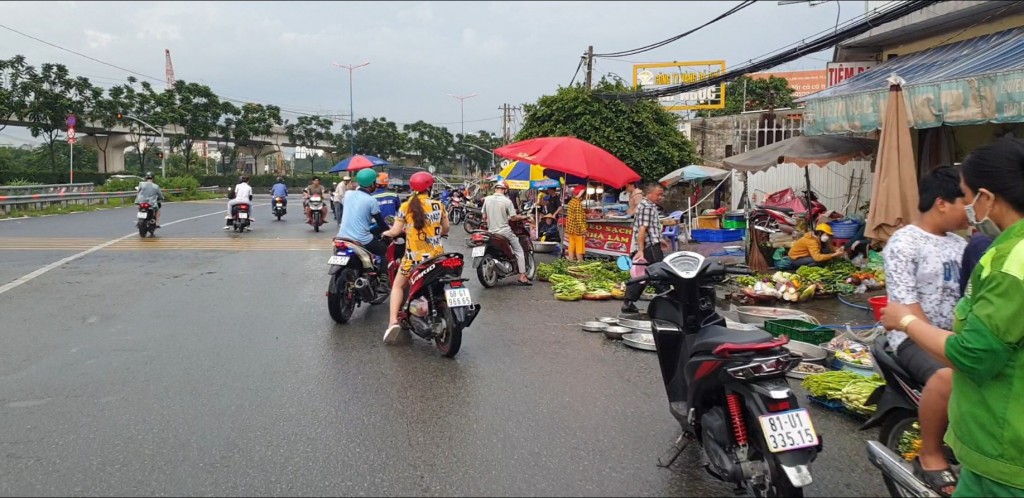 Tuyến đường Nam Cao tiếp giáp với Xa lộ Hà Nội, gần Khu du lịch Suối Tiên thuộc địa bàn phường Tân Phú, các sạp hàng, xe lôi bán rau củ quả… đua nhau tràn ra đường bán như thể “giành khách”, bất chấp mọi nguy hiểm về an toàn giao thông.