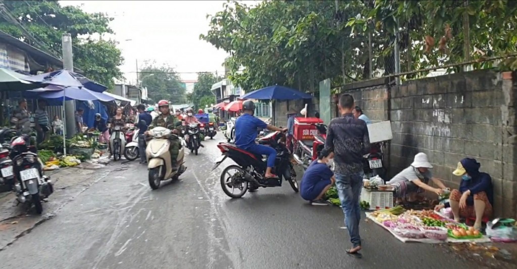 Vì nhu cầu mưu sinh, nhiều người bất chấp quy định đã buôn bán trên lòng lề đường