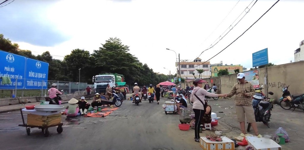 Hình ảnh bày bán giữa đường thường thấy tại gần Công ty PouYuen Việt Nam (quận Bình Tân)